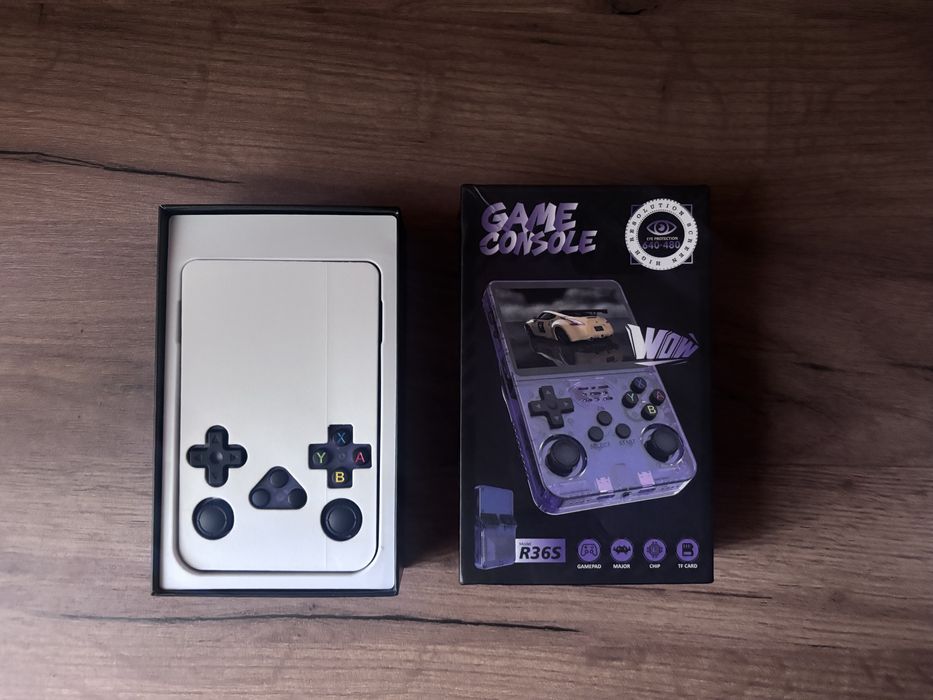 Чисто Нова Handheld игрова конзола R36S / 15000 игри