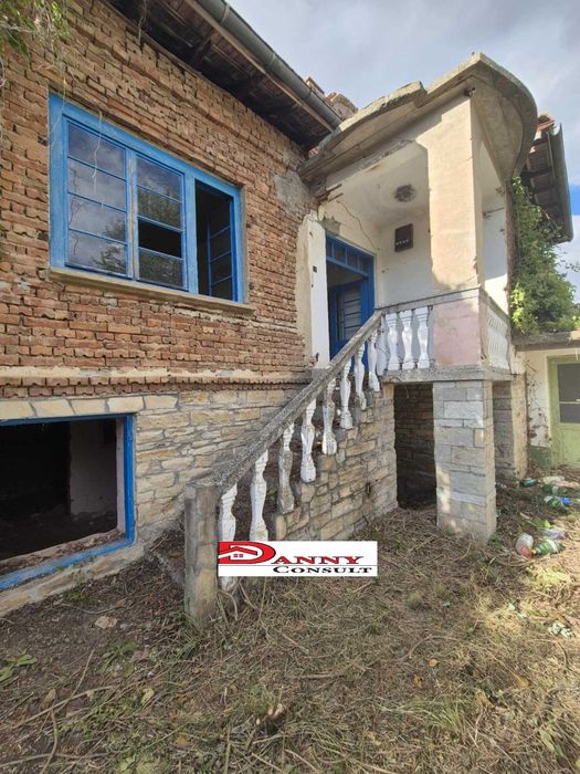 Двуетажна стара къща с двор в с. Обединение - обл. Велико Търново