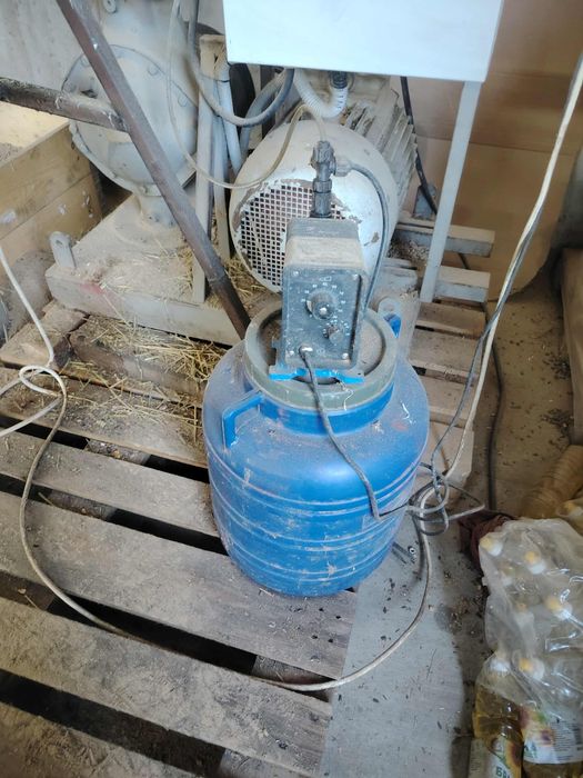 Продавам преса за  пелети с три матрици