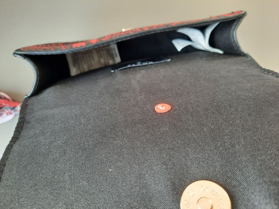 Borsetă elegantă cu curea