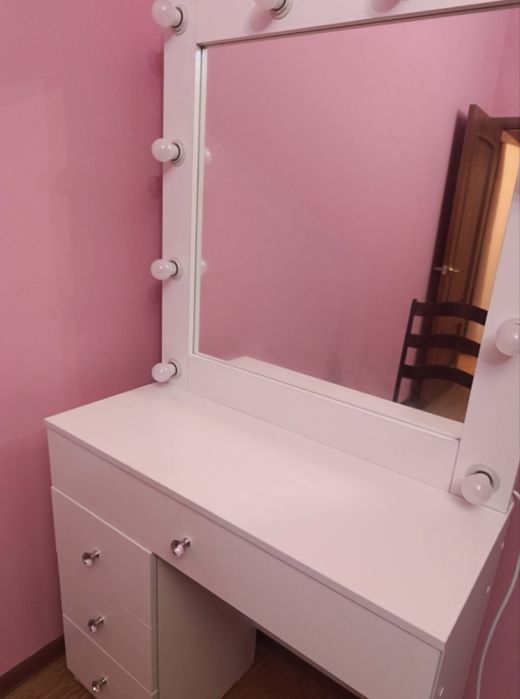 Туалетный столик для макияжа