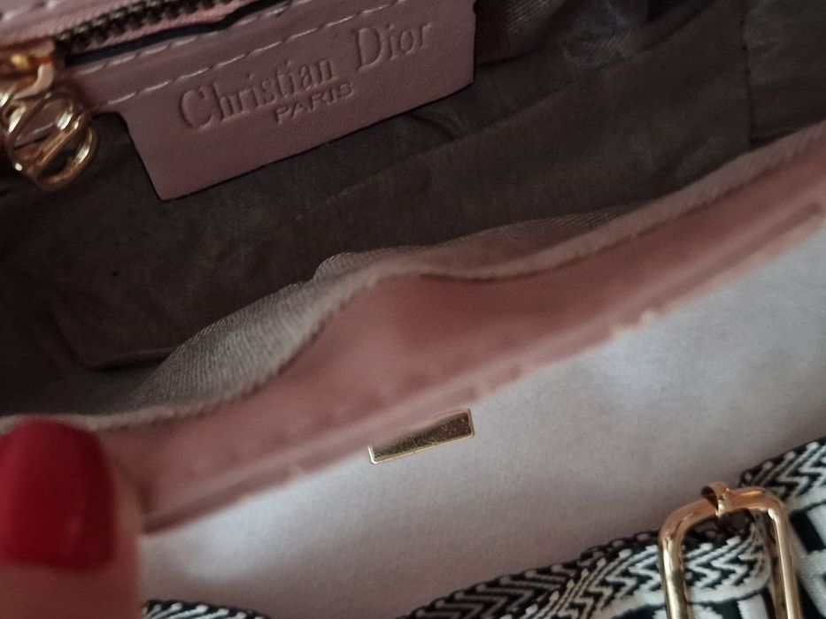 Geanta roz pudra,model crossbody,logo metalic auriu, saculet  inclus