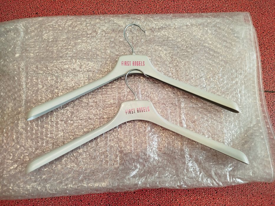 Продам вешалки (плечики).