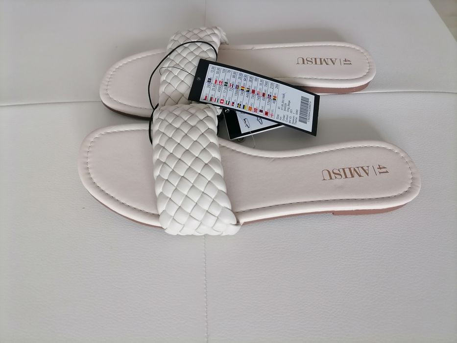 Vând sandale dama  fashion, un model deosebit, noi cu eticheta.