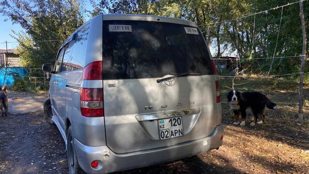 Toyota Noah 2004 года выпуска