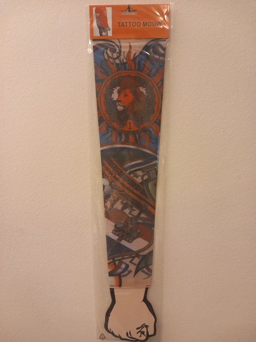 Два ръкава с татиуровки