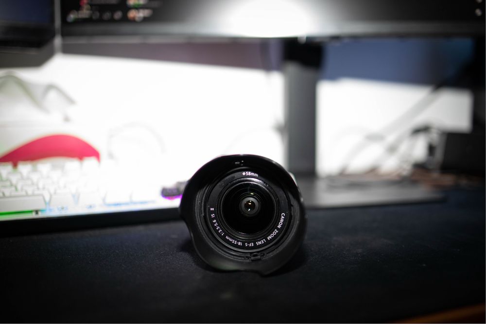 Canon EOS 2000D + Kit 18-55mm. Separat 50mm.