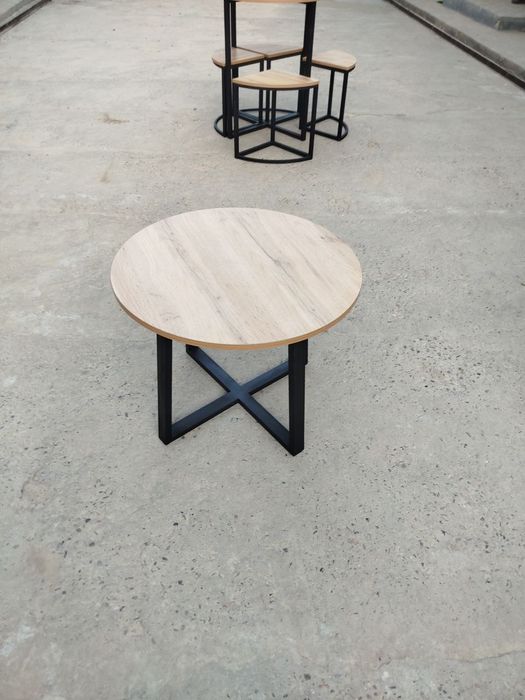 Круглый журнальный стол из лофта