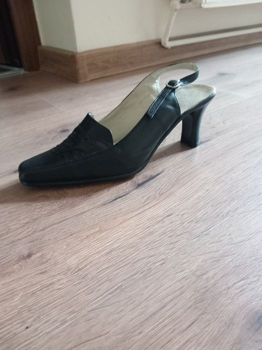 Pantofi noi din piele