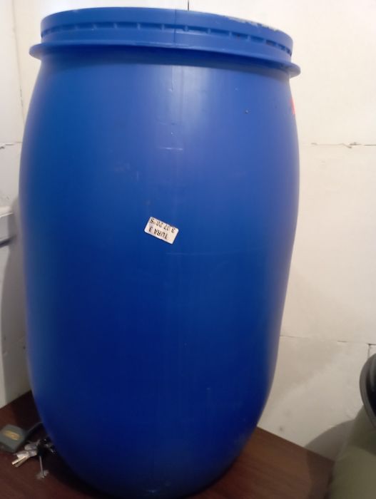 Бидон плюс два стъклени съда.