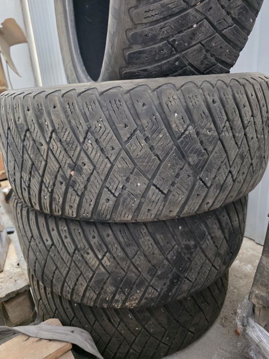 Шины зимние 235/55/17