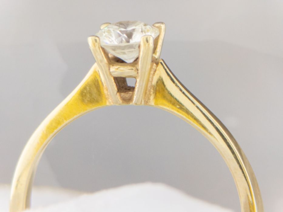 Дамски златен пръстен с брилянт - елегантен и луксозен