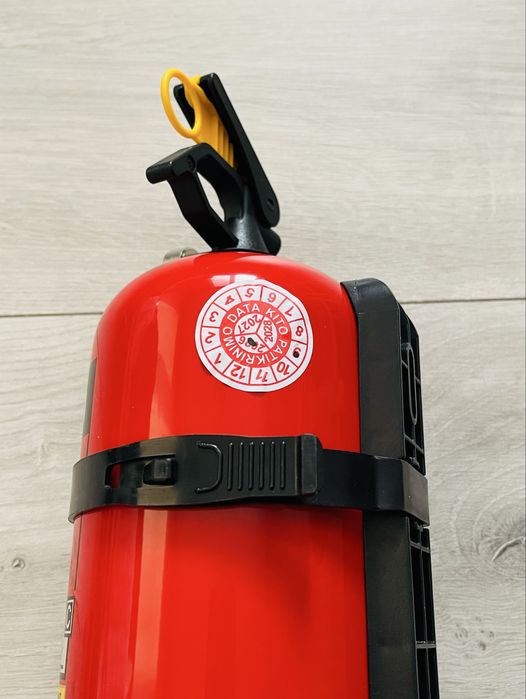 Комплект 2 кг пожарогасител, аптечка, триъгълник и жилетка