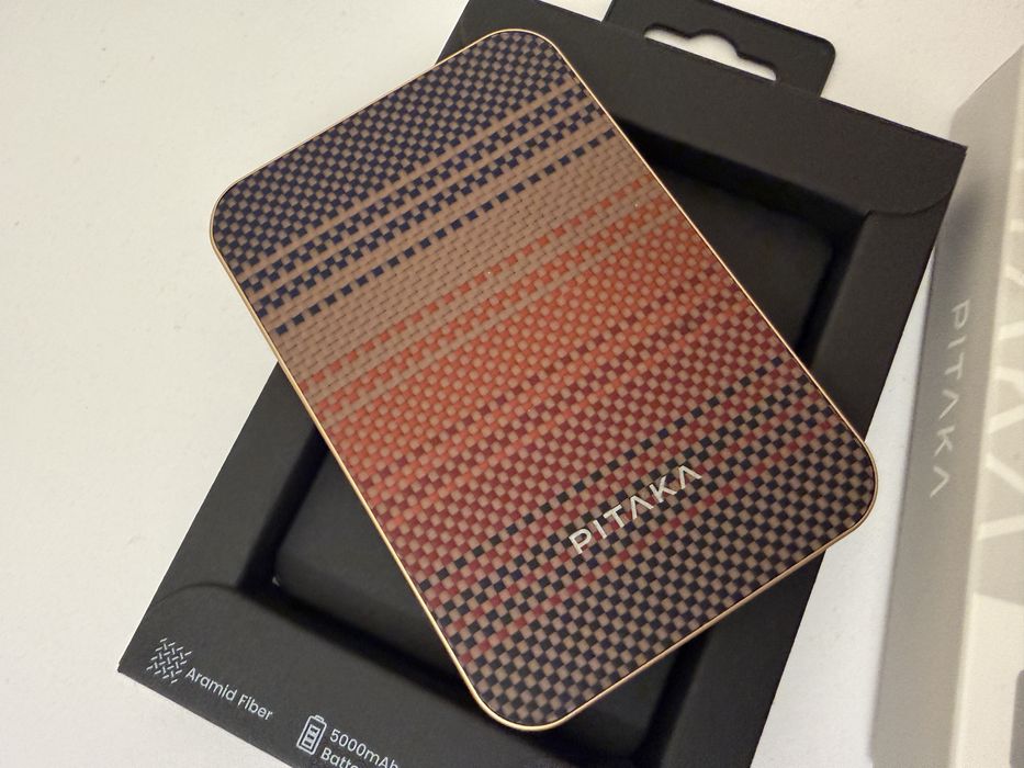 Vand baterie externa Pitaka Sunset, ca noua, pentru iPhone MagSafe