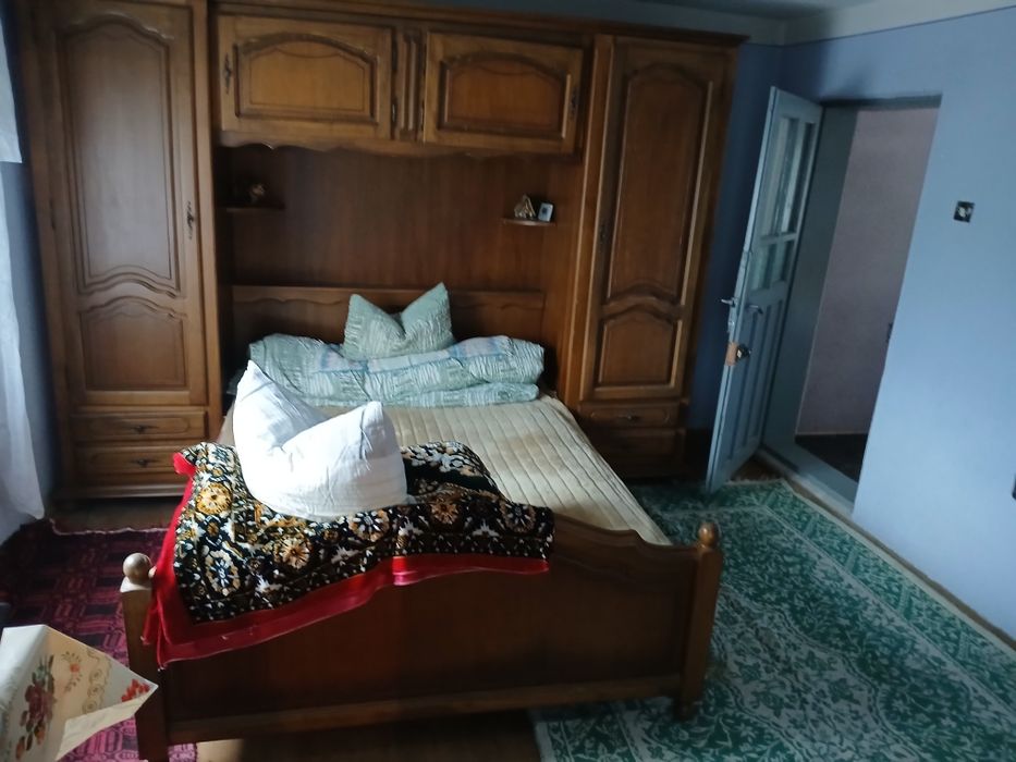 Vând casa la Capreni