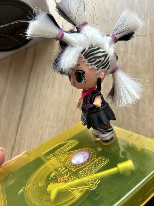 Papusa LOL cu disc .