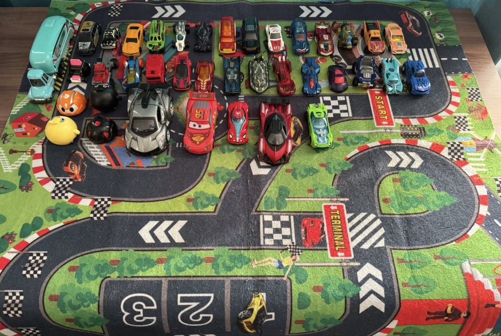 Машинки (моделтки hot wheels)