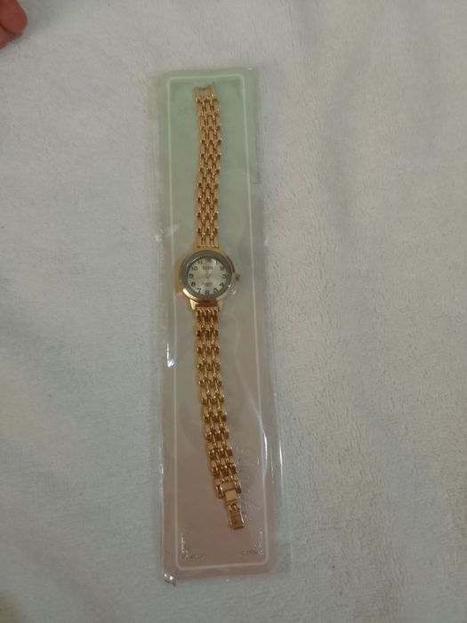 Oltin rangli qoʻl soati zamonaviy uslubni yoqtiradiganlar uchun