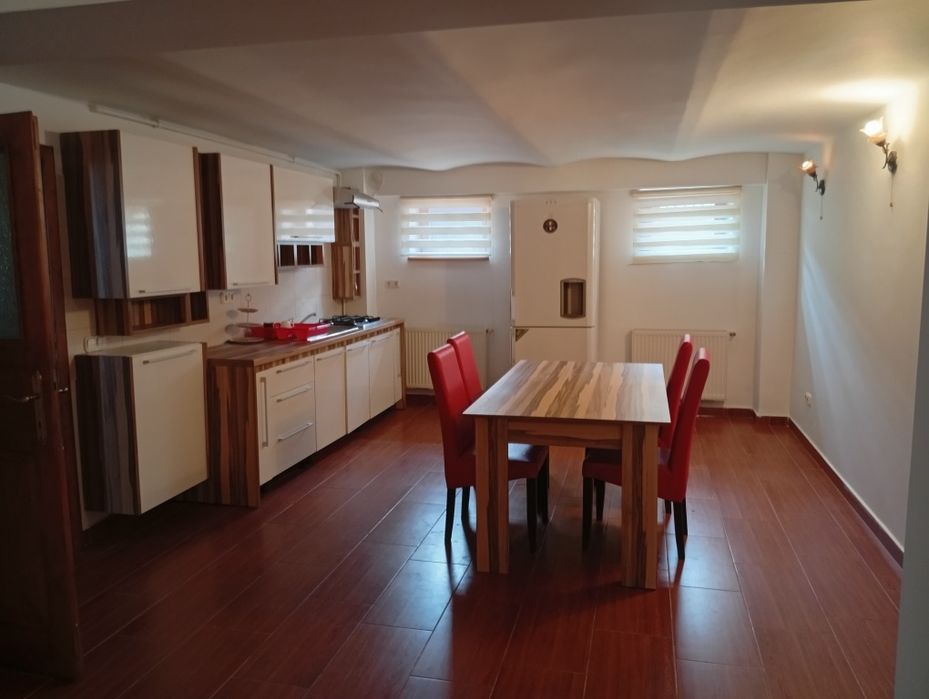Închiriez apartament la casa