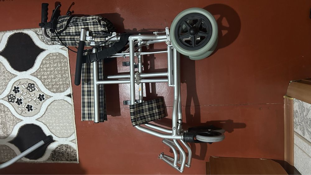 Продам инвалидную коляску