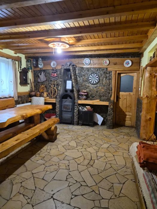 Inchiriez cabana cu capacitate intre 20 si 24 de locuri