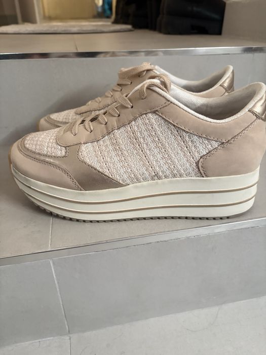 Обувки 40 и 39 като мови , еспадрилите Guess  са нови