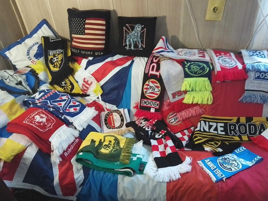 Продавам Футболни шалове!