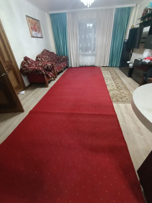 Диван, красная дорожка, прихожая