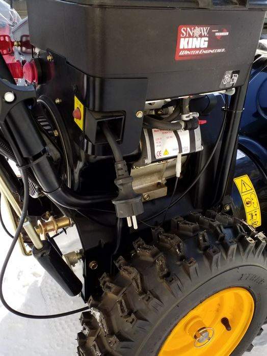 Снегоуборщик бензиновый.