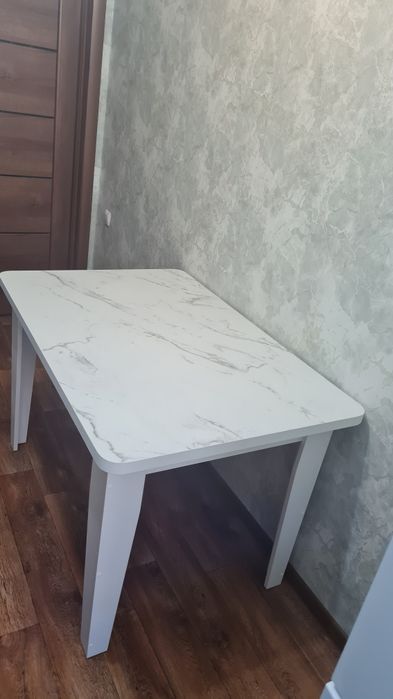 Продам обеденный стол.