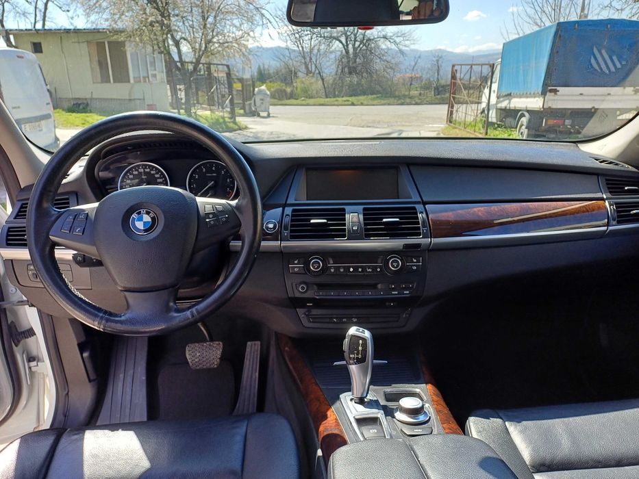 BMW X5 E70 3.0i 2009 На 25.03.2026г монтирани чисто нови гуми