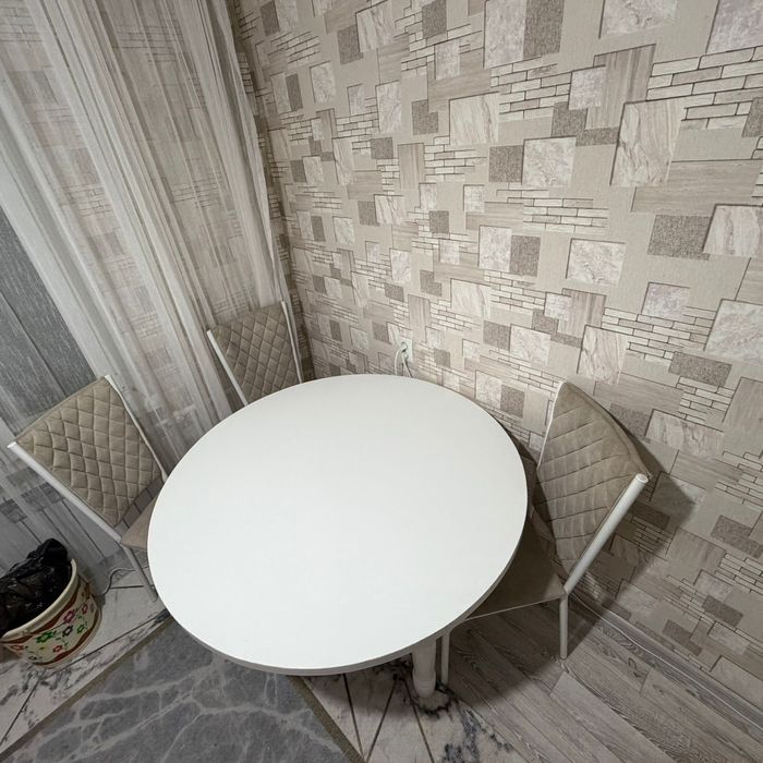 Круглый стол и 6 стулев