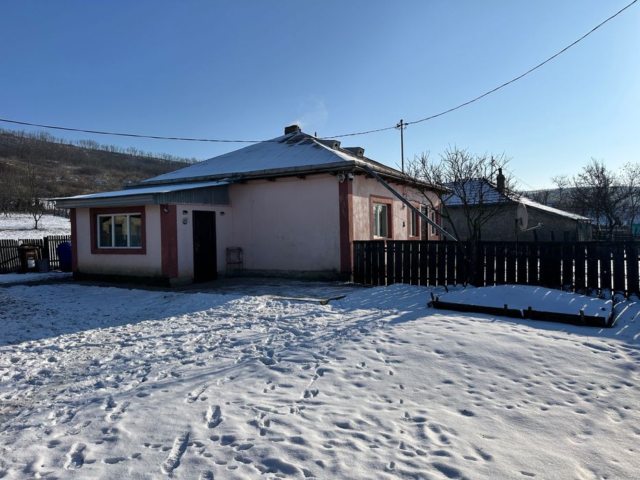 Casă și teren de vânzare în județul Iași