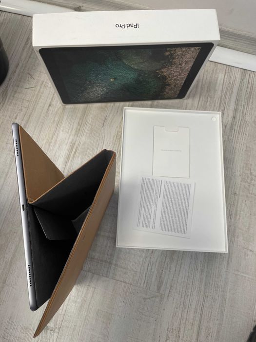 iPad Pro (12.9-инчов) (2 поколение) с Wi‑Fi + Cellular