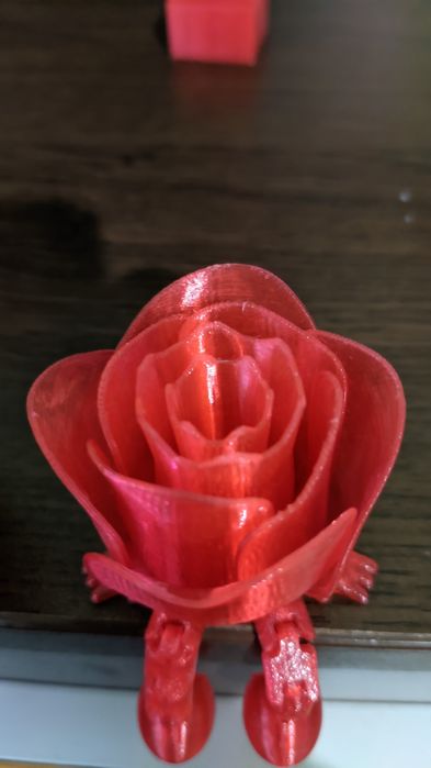 Подари вечна роза, която улавя светлината.