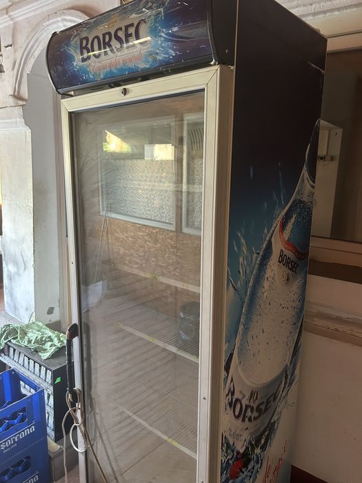 Vand vitrina frigorifica in stare buna de functionare
