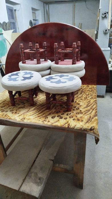 Стол диаметр 148 см.