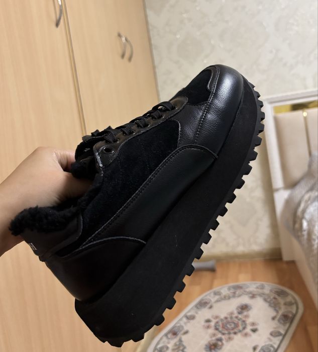 Продаю зимнюю кроссовку