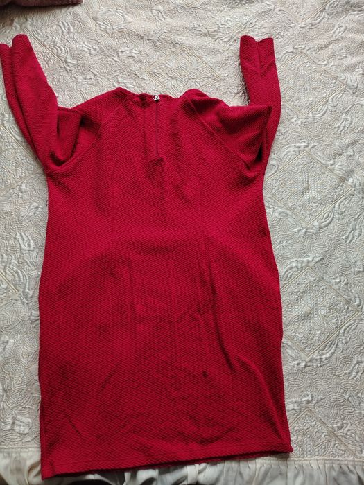 Ярко червена рокля от плътна матетия