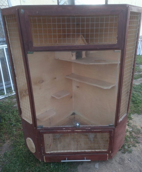 Продам угловую клетку для животных