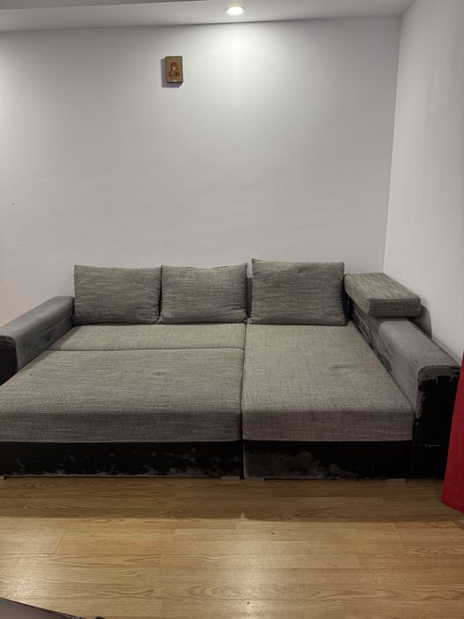 Canapea extensibila cu spatii de depozitare