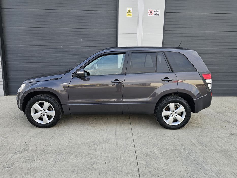 Suzuki grand vitara Limited 1.9 Diese,  4x4 cu reductor, Navigație  Jante  Cârlig  Trapă Bulbar Posibil Rate *