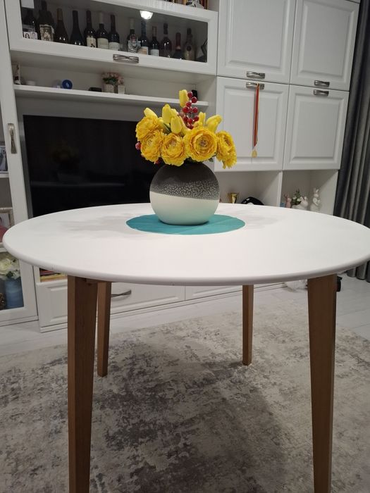 Masa moderna rotunda