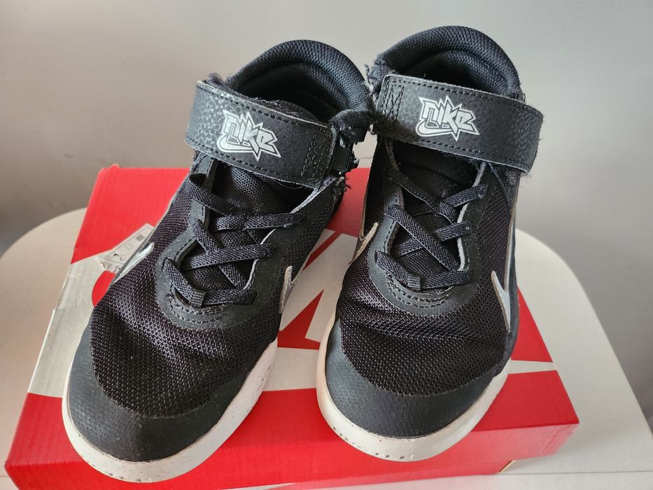Nike Team Hustle обувки