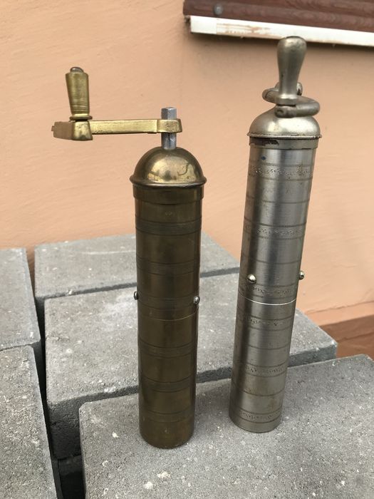 Două râșnițe de piper