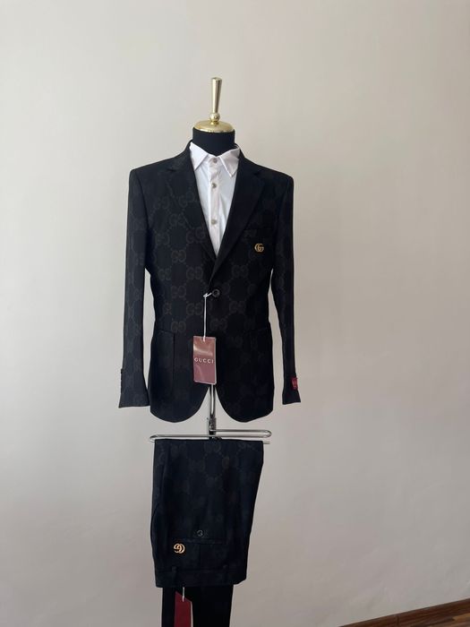 Costum Gucci , elegant