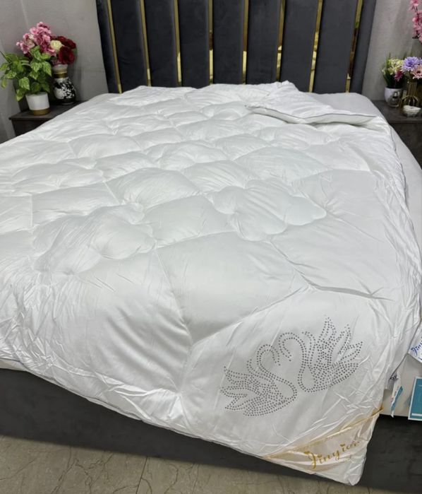 В наличии подушки , одеяла , полотенце