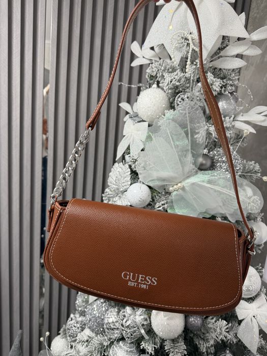 Чанта Guess налична в два цвята