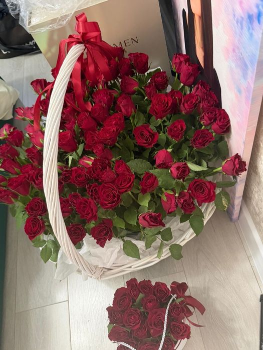 Цветы розы и корзина розы