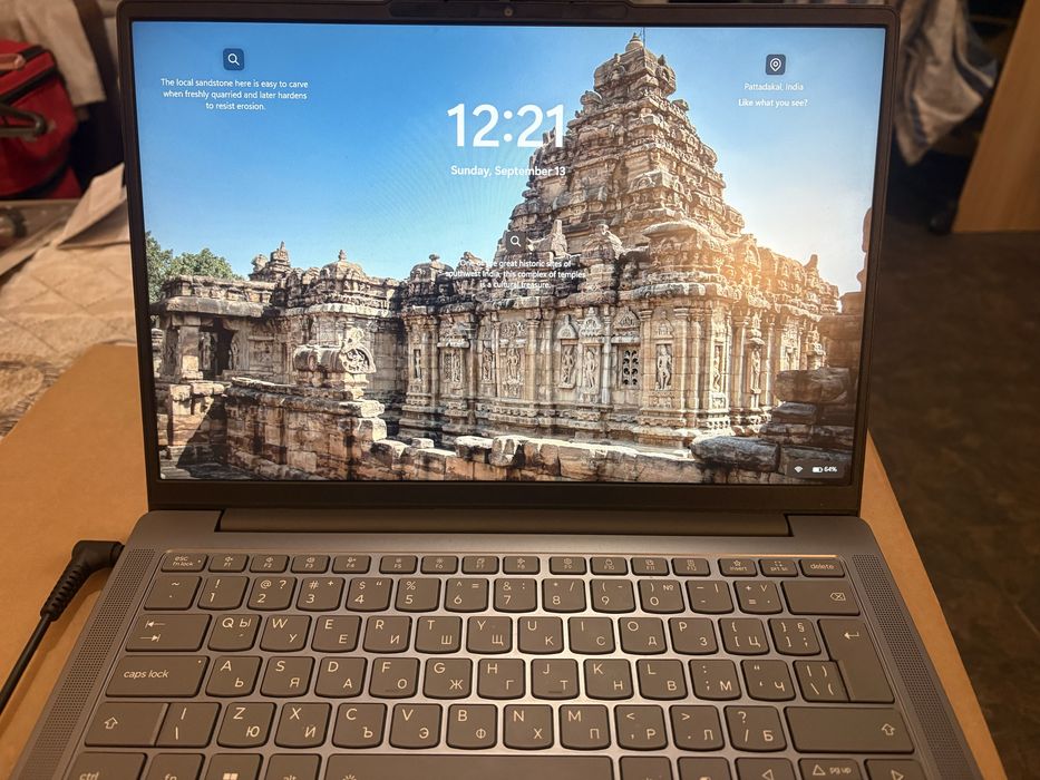Lenovo лаптопа е в гаранция закупен от Виваком ,Ползван е по малко от година,почти не е ползван леки забележки по корпуса ,работи безупречно!